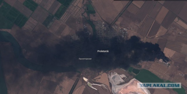 В Ростовской области четвертые сутки тушат загоревшуюся нефтебазу
