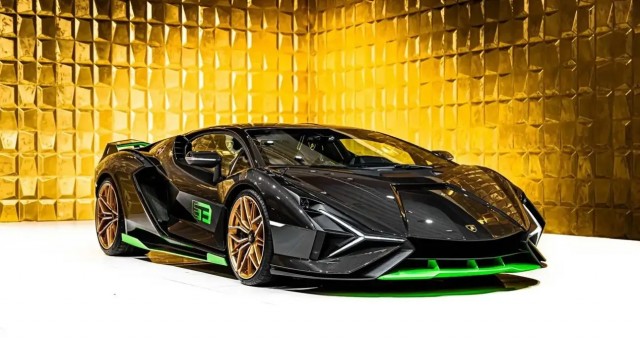 Других таких в России нет: в нашей стране продают самый мощный в мире Lamborghini Sian, цена соответствует