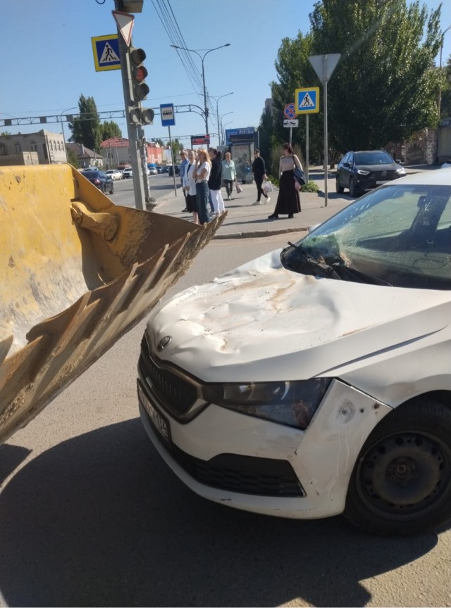 Так сегодня утром в Волгограде сошлись трактор, Nissan Qashqai, VW Tiguan и Skoda Rapid