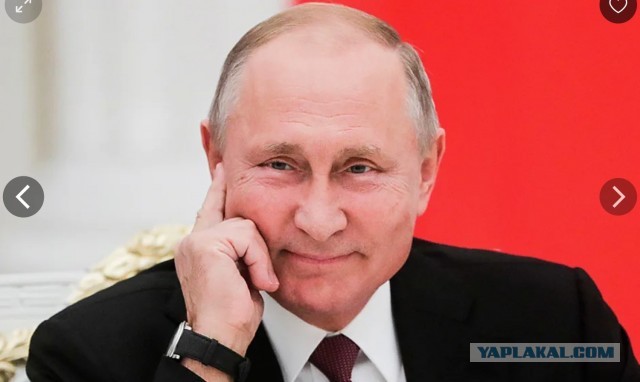 Пенсионера осудили за наклейку с флагом России, в котором нет красного цвета