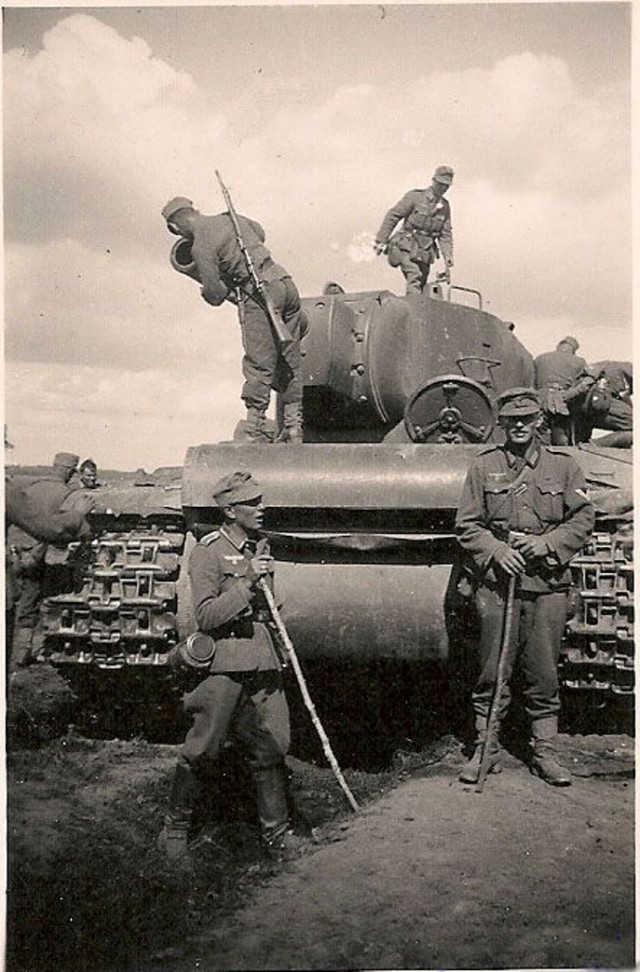 «Тяжелый штурмовой танк КВ-2»