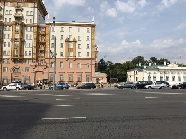 У посольства США в Москве выстроилась очередь за визами