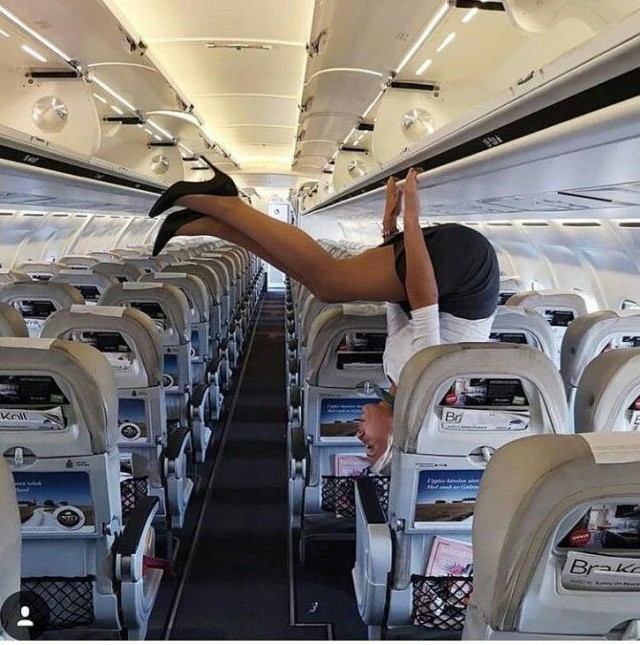 А вы знаете, что делают стюардессы перед взлетом?