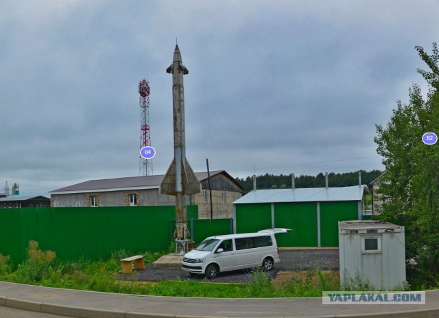 В Бурятии мужик нашел на полигоне корпус авиабомбы, притащил к себе на участок и установил как украшение