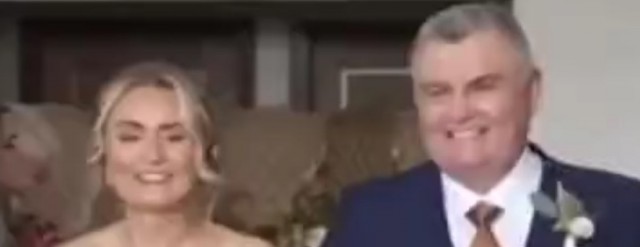 Британец перенервничал на свадьбе дочери и забыл её, когда пошёл к алтарю