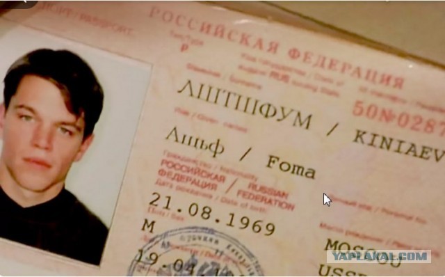 К зданию МИД Молдавии, куда вызвали посла России, принесли обнаруженный во Флорештском районе (Молдавия) дрон