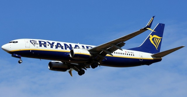 *БАЯН*При взлете из Салоников Boeing 737 пассажира засосало в иллюминатор