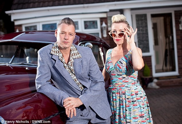 Супруги вернулись в 50е, чтобы сохранить свой брак