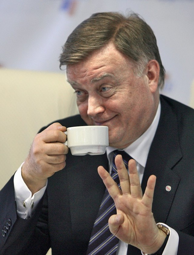 Забавный "паровозный" тюнинг автомобиля	(9 фото)