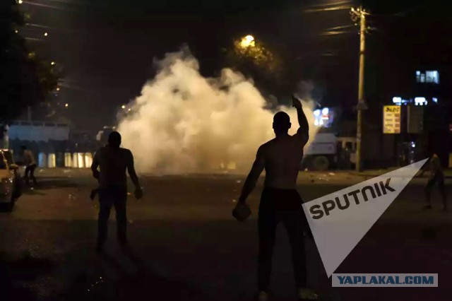 В центре Еревана начались столкновения демонстрантов с полицией