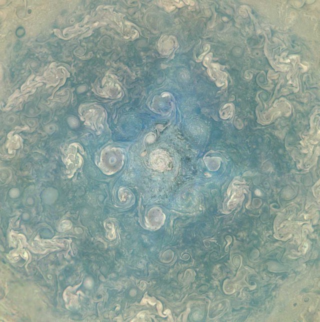 Новые фото Юпитера и Большого Красного Пятна, сделанные зондом «Юнона»