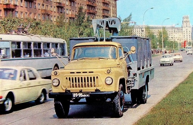 Те, что грохочут по утрам: история советских мусоровозов
