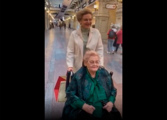 Привет мэру! Малышева прогулялась с 87-летней матерью по центру Москвы и ГУМу без масок