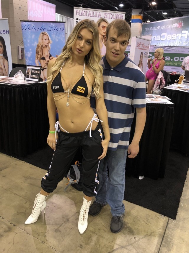 Porn Comicon: парень сфоткался со своими любимыми актрисами