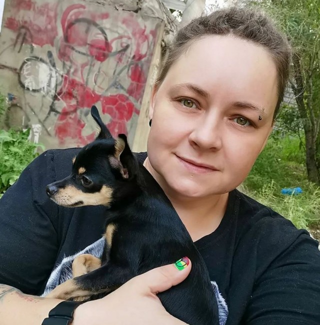 В Астрахани стая бродячих собак погналась за тремя школьницами — одной девочке не повезло