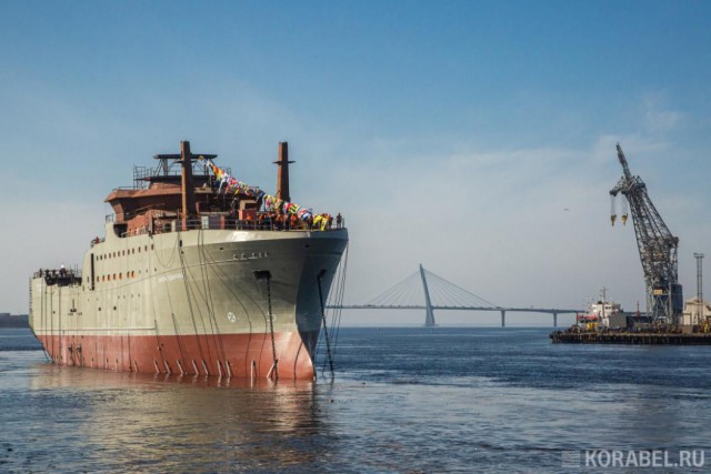 Первый супертраулер отправился по Северному морскому пути на промысел в дальневосточные моря