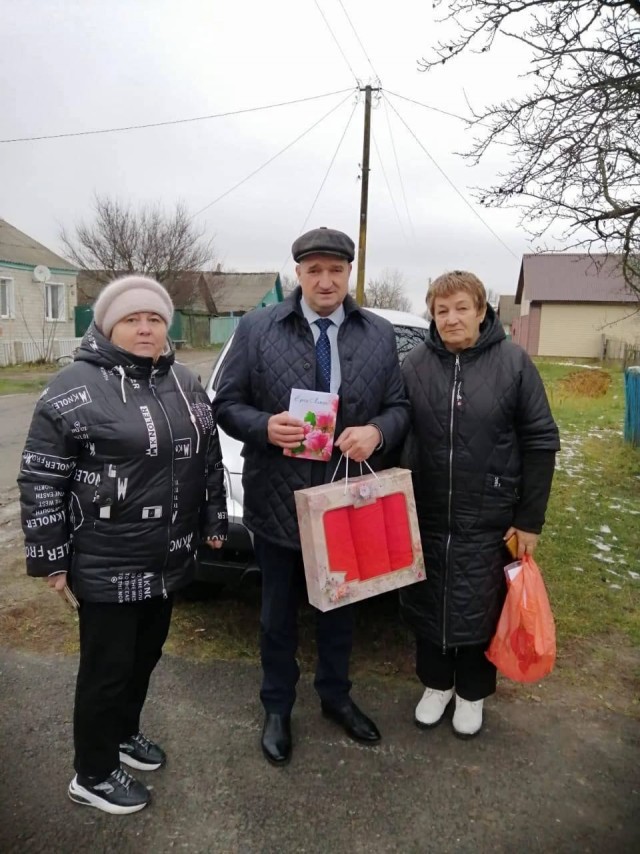 В Курской области матерям погибших в ходе СВО подарили набор полотенец и торт