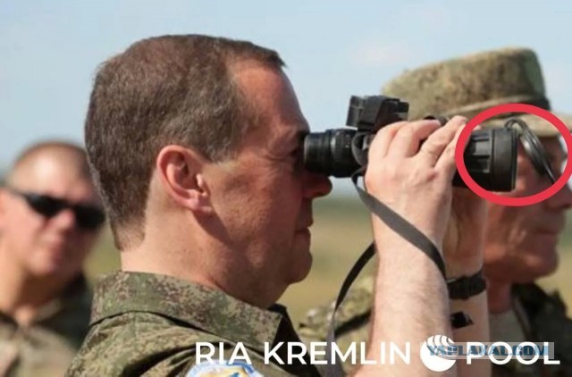 Дмитрий Медведев впервые появился в военной форме на полигоне в Волгоградской области