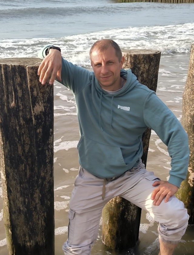 На пляжах Анапы закончились не только лежачие, но и сидячие места. Загорать там можно только стоя