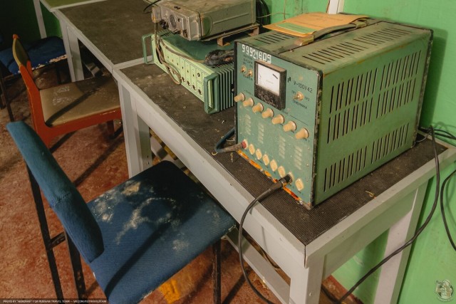 Интересные находки в бомбоубежище под цехом загибающегося советского завода