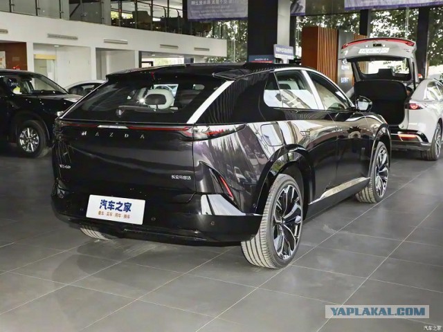 В Китае стартовали продажи кроссовера Mazda EZ-60.  Как ни странно,он почему то дешевле Лада Веста.