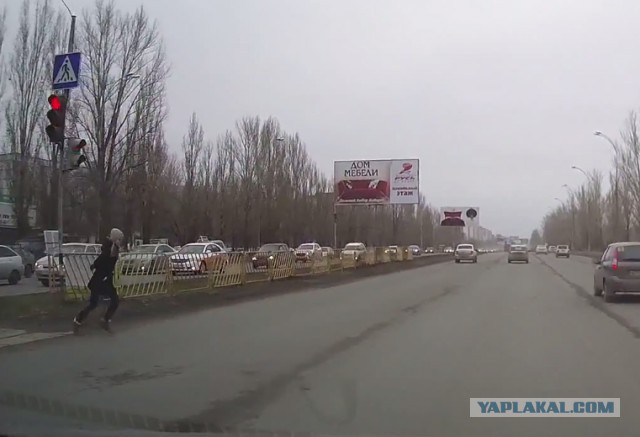 Она бежала на красный,  он летел...