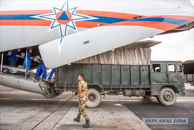 Как Ил-76 МЧС в Катманду гуманитарный груз
