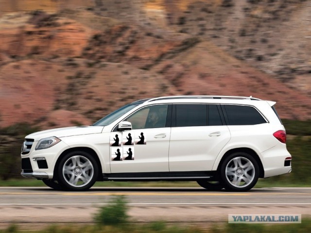 Погиб читая намаз посреди дороги.