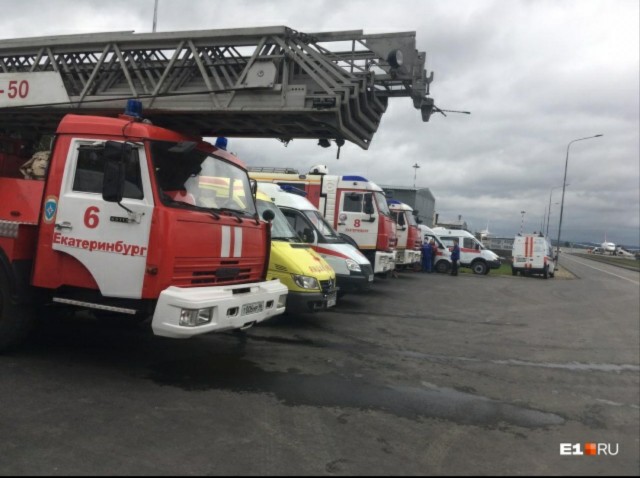 Самолет из Санкт-Петербурга готовится к аварийной посадке в Кольцово