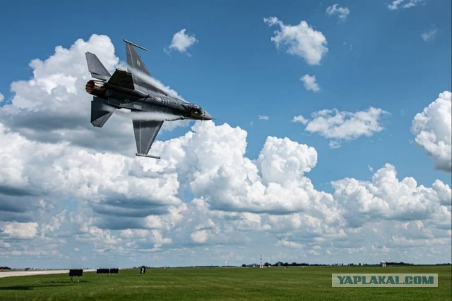 Маневр истребителя F-16 Viper ВВС США на предельно малой высоте