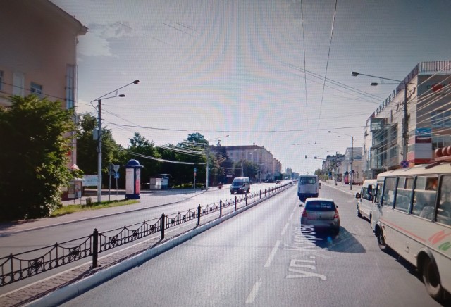 В центре Чебоксар трактор столкнулся с «Мерседес»