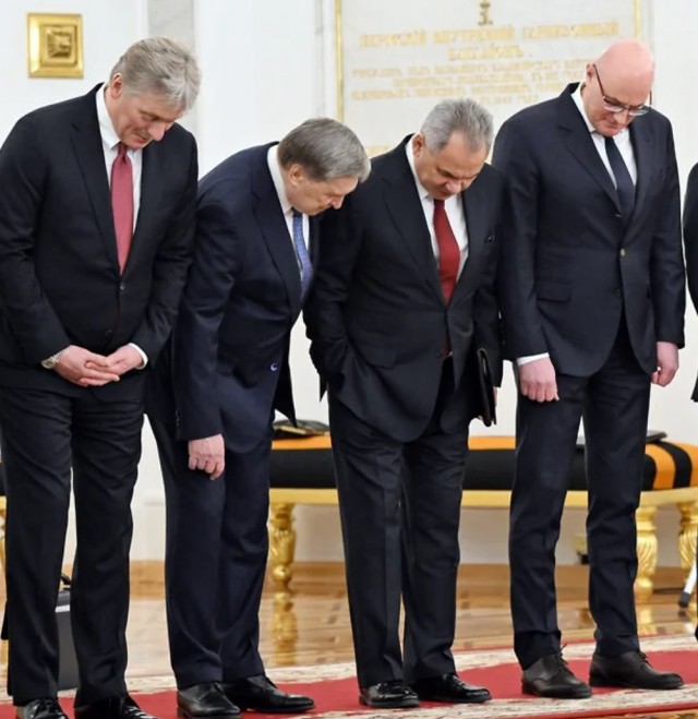 Над  ̶к̶е̶м̶ чем смеётся Медведев?