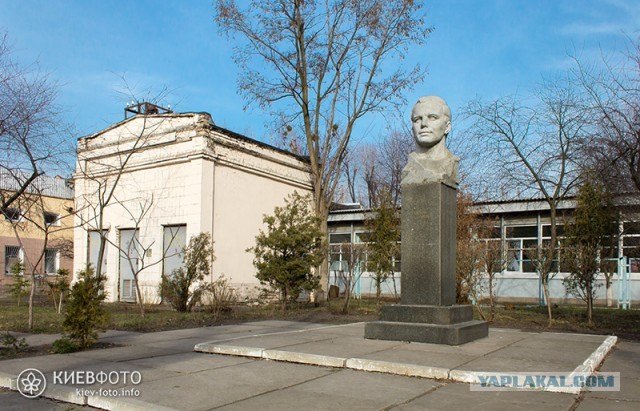 В Киеве демонтировали бюст Юрия Гагарина