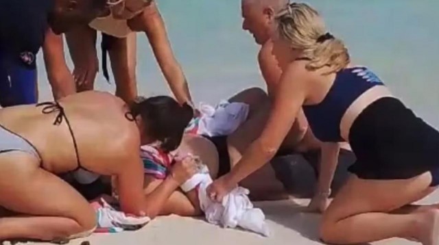 Акула откусила туристке руки, когда та попыталась сделать с ней селфи