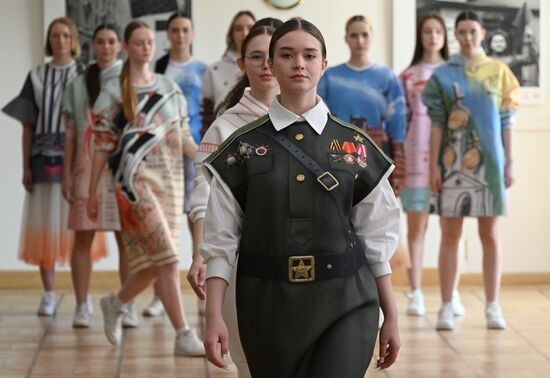 Модный показ, посвященный Победе в Великой Отечественной войне, прошел в Минске.