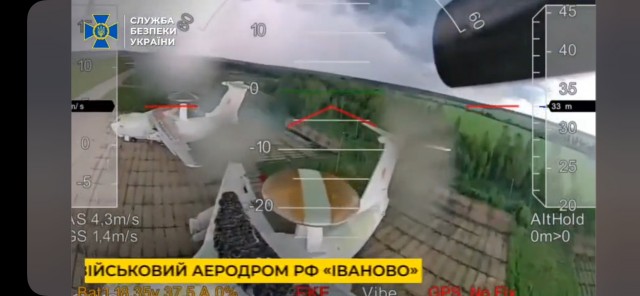Кадры уничтожения украинского БЭКа российским "Ланцетом" во время сегодняшней попытки атаки на Крымский мост.