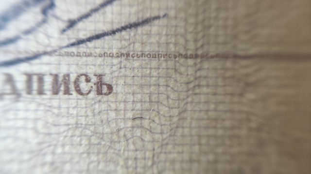 Чел случайно раскрыл секрет российского паспорта камерой смартфона