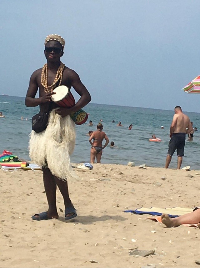 Тем временем в Дубае на пляже