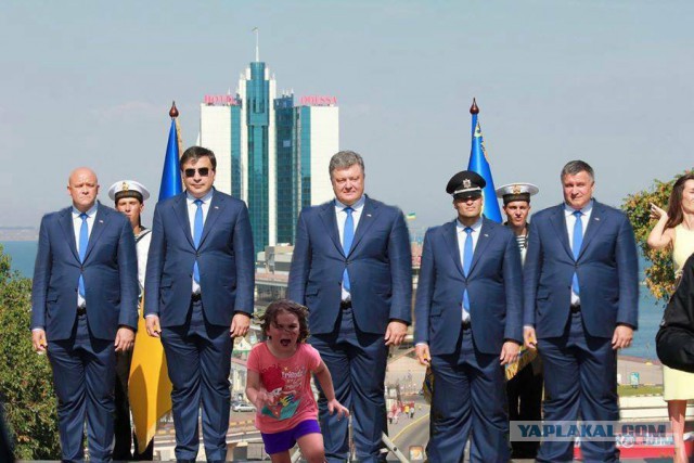 Доведенная павлином до истерики девочка стала героиней фотошоп-битвы