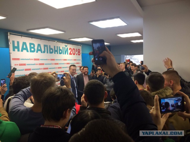 Усманов наградил айфонами первую тройку победителей конкурса мемов
