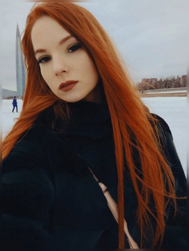 Девушки одетые, нормально зачехленные, но очень сочные