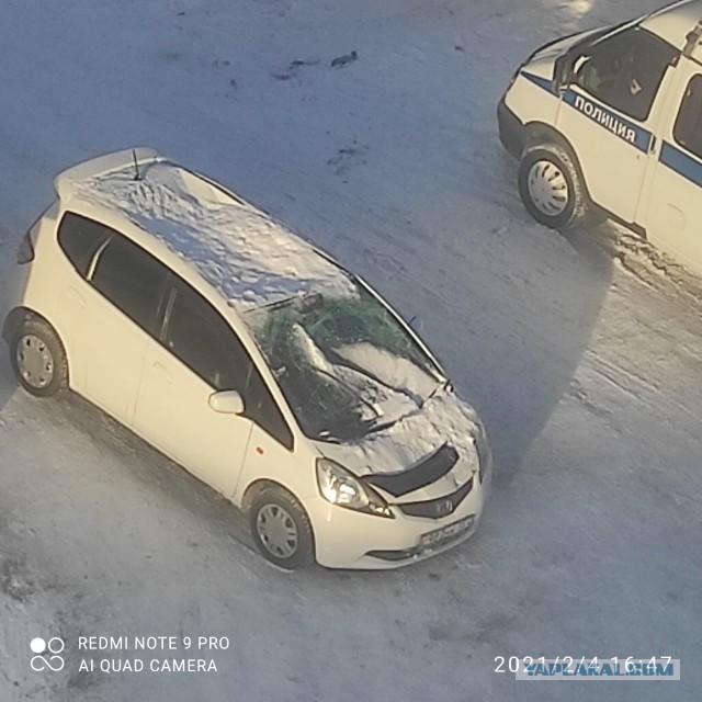 В Новосибирске глыба льда упала прямо на автомобиль. Новенький, свежекупленный