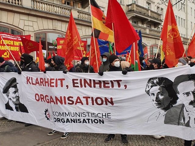 Тысячи людей вышли на традиционную демонстрацию левых сил в Берлине, чтобы почтить память основателей КПГ