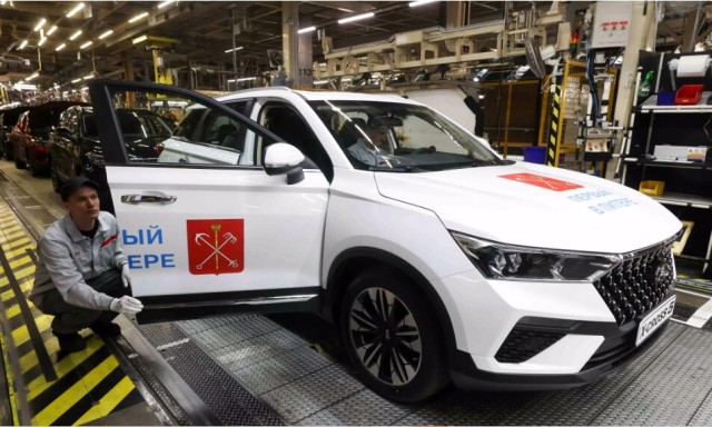 АвтоВАЗ показал на ПМЭФ свой новый кроссовер Lada X-Cross 5
