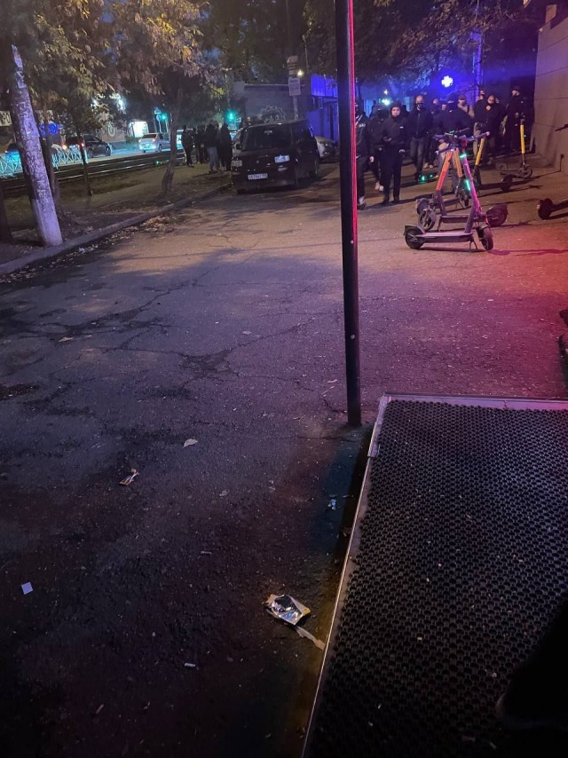 В центре  Краснодара, отморозки решили докопаться до компании ребят, которые сидели на лавочке, отдыхали и не шумели.