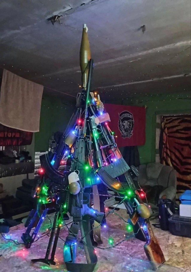 Дорогие ЯПовчане, с наступающим вас новым годом! Желаю всем нам здоровья и хорошего настроения!