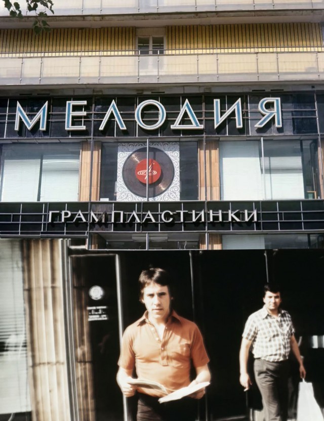 Музыку можно пролистать. Винил - нужно слушать.