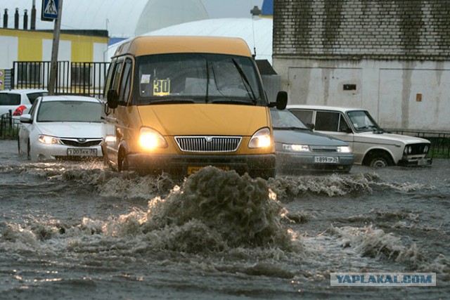 Вода уходит сквозь асфальт?!