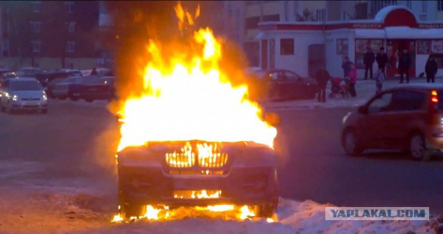 Водитель BMW разбил стекло "нивы" киркой