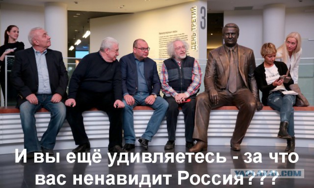 Вороны забросали камнями Ельцин-центр в Екатеринбурге